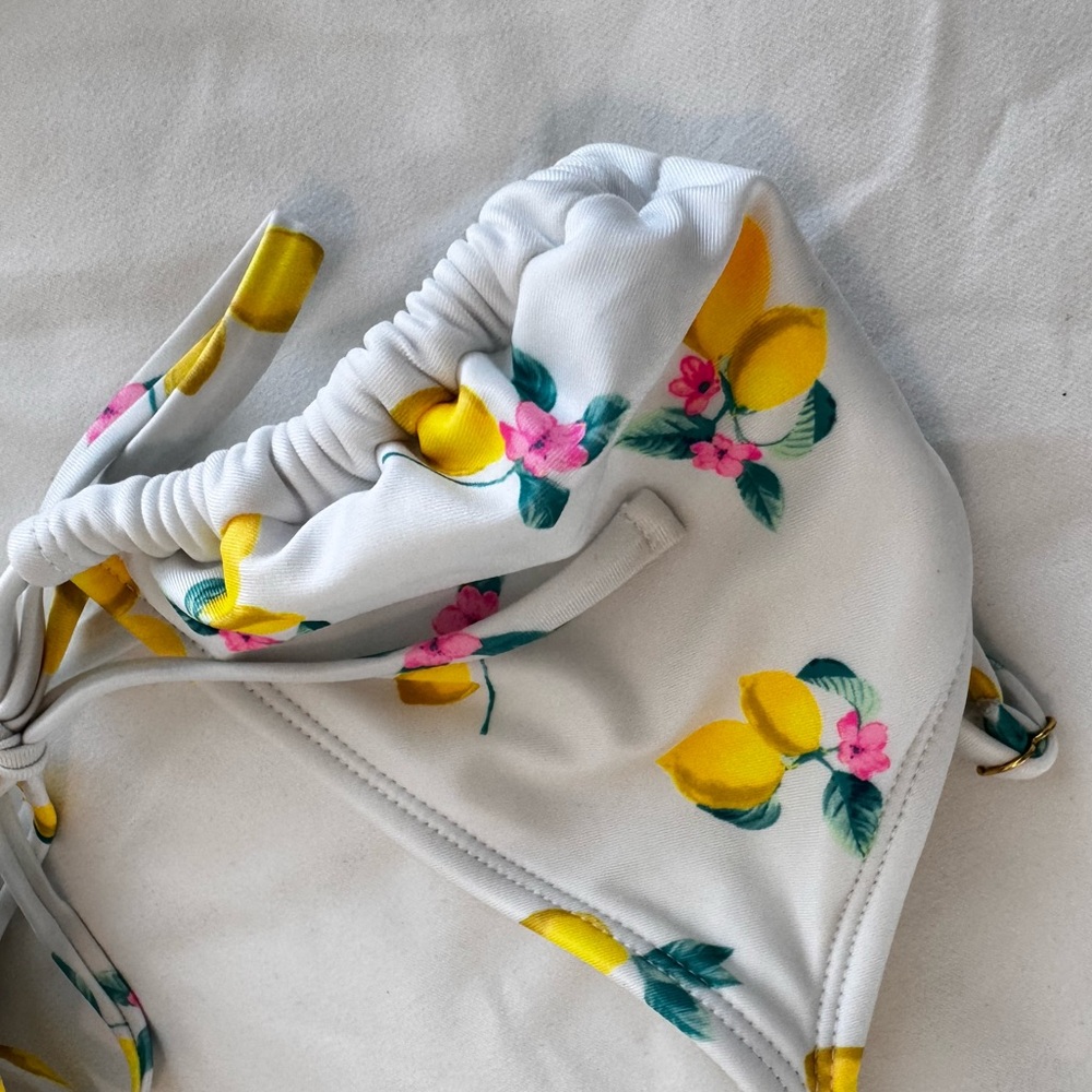 Lemon pattern bikini! - Picture 3 of 5